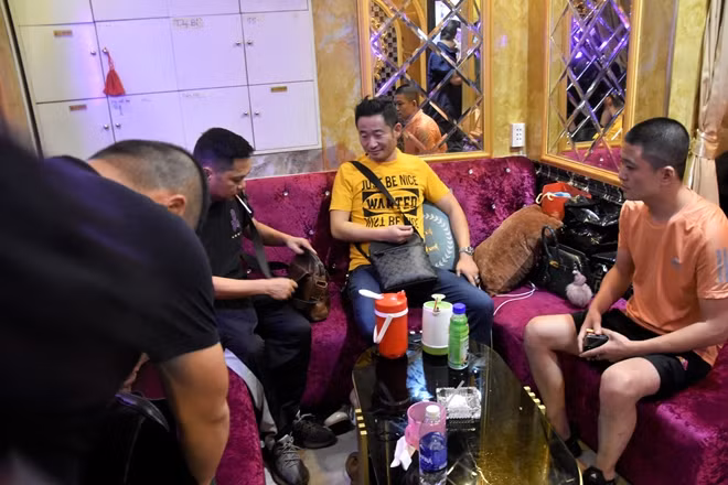 Những người nước ngoài phát hiện tại nhà hàng The King.