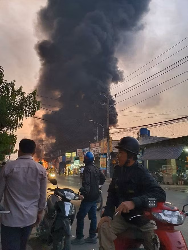 Vụ hoả hoạn khói đen bốc lên.