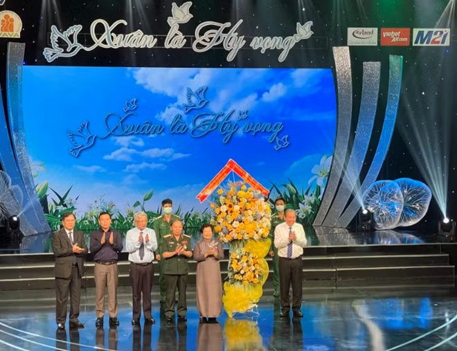 Đồng chí Trương Hoà Bình, Phó Thủ tướng thường trực Chính phủ tặng hoa cho các đại biểu tham dự chương trình