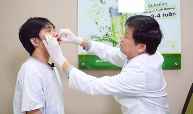 Bác sĩ Tú Dung thăm khám bệnh nhân trước phẫu thuật