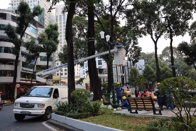Đường phố được trang hoàng chào mừng Đại hội Đảng và Xuân Tân Sửu.