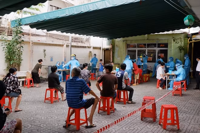 Nhân viên y tế lấy mẫu xét nghiệm người dân khu Mả Lạng, phường Nguyễn Cư Trinh, quận 1.