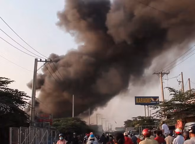 Khói bốc lên từ đám cháy.