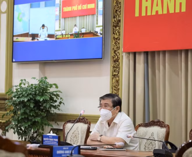 Chủ tịch UBND TP Hồ Chí Minh Nguyễn Thành Phong thông tin về công tác phòng, chống dịch bệnh trên địa bàn.