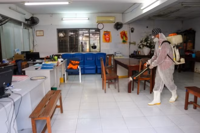 Khử khuẩn toàn bộ trường lớp tại THPT Nguyễn Du, quận 10.