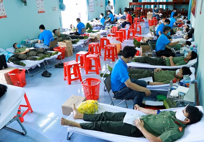 Cán bộ chiến sỹ Công an tỉnh Bình Phước tích cực hiến máu tình nguyện để cứu người.