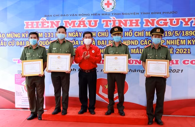 Ông Nguyễn Tấn Hưng- Chủ tịch Hội chữ thập đỏ tỉnh Bình Phước trao Bằng khen cho các tập thể cá nhân có thành tích trong hiến máu.