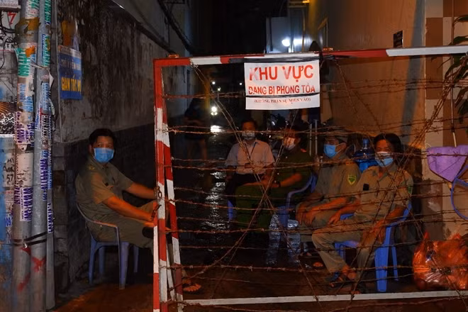 Công an, Bảo vệ Dân phố cùng ngành chức năng chốt chặn các hẻm nhỏ trên địa bàn quận Gò Vấp.