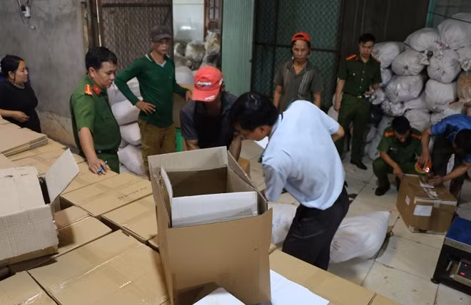 Cơ quan Công an và ngành chức năng kiểm tra, niêm phong hàng hoá vi phạm.