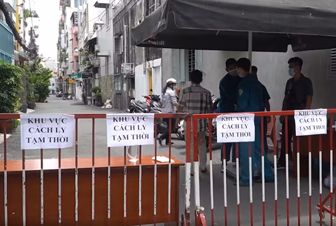 Phong tỏa hẻm 395 trên đường Lê Văn Sỹ, phường 13, quận 3 để phòng chống dịch.