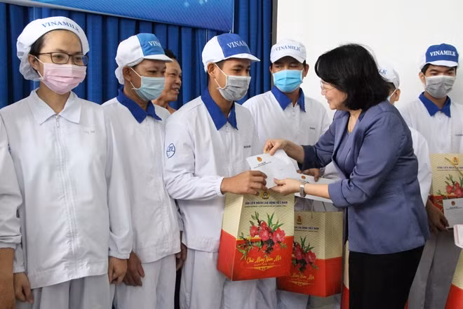Phó Chủ tịch nước Đặng Thị Ngọc Thịnh tặng quà cho công nhân ở Bình Dương