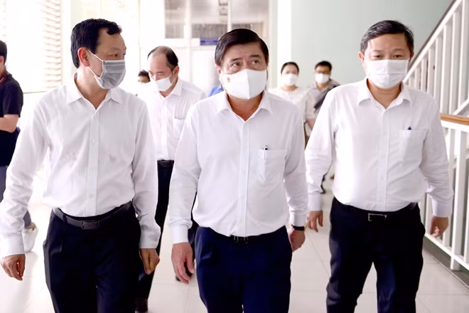 Lãnh đạo TP Hồ Chí Minh kiểm tra công tác phòng chống dịch tại BV Chợ Rẫy.