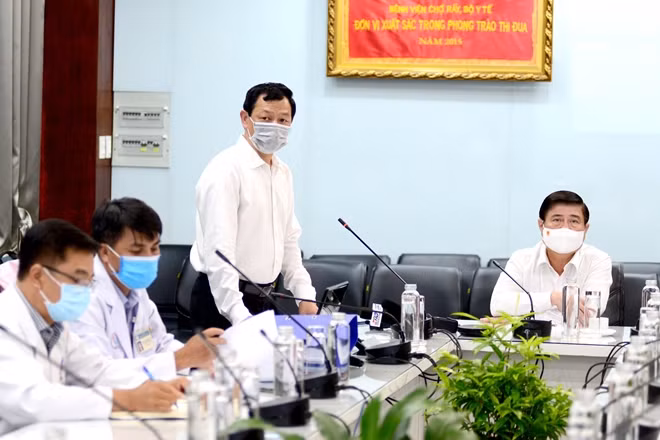 Giám đốc BV Chợ Rẫy báo cáo với đoàn kiểm tra.