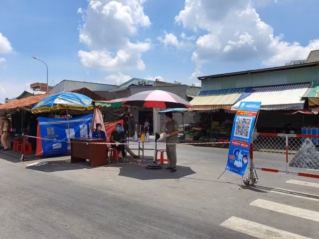 Khai báo điện tử tạo điều kiện thuận lợi, tiết kiệm thời gian cho người dân ra vào quận Gò Vấp.