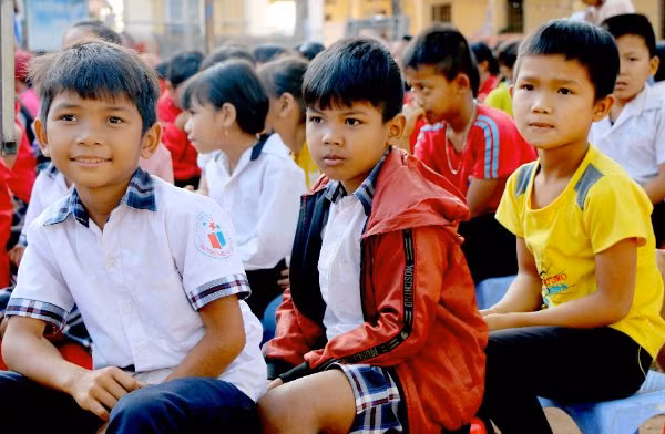Các em học sinh vui mừng khi các cô chú Công an đến thăm, tặng quà.