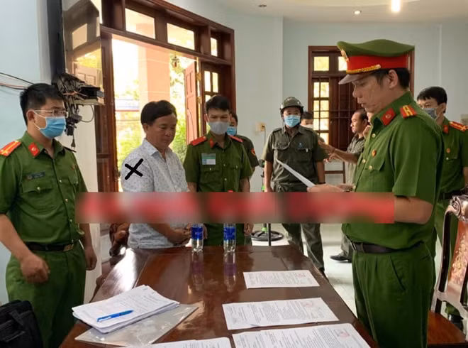 Cơ quan điều tra đọc lệnh bắt bị can Nguyễn Văn Quý (x)