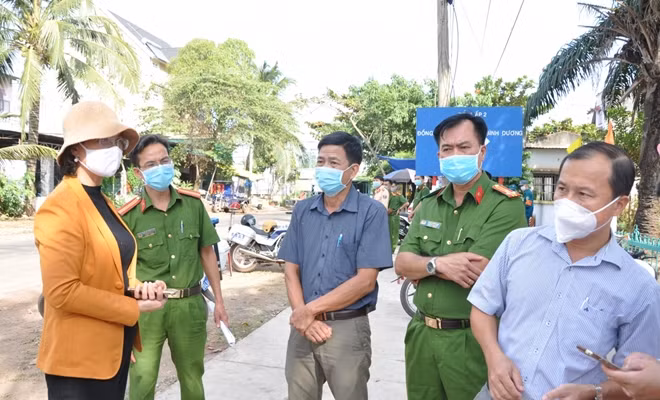 Lãnh đạo tỉnh Bình Phước (bìa trái) cùng cơ quan chức năng kiểm tra các chốt chặn tại xã Tân Lập, huyện Đồng Phú.
