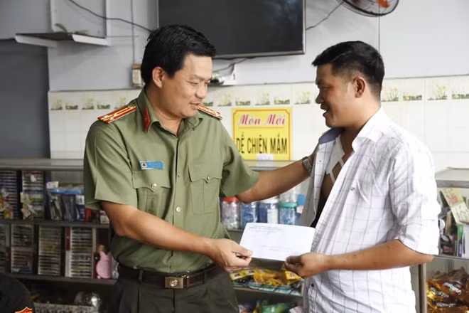 Lãnh đạo Phòng Xây dựng phong trào bảo vệ an ninh Tổ quốc Công an tỉnh Bình Dương thăm hỏi, động viên anh Nguyên.