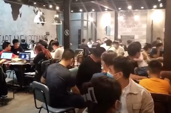 Một quán kinh doanh nước uống khá đông người, vượt quá số người quy định là 30 người.