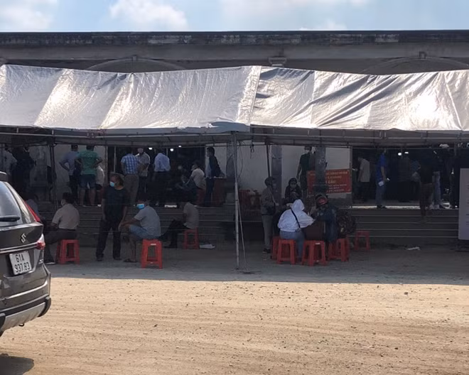 Việc tập trung kiểm tra giấy xét nghiệm và lấy mẫu xét nghiệm những người ra vào và đi ngang qua các tỉnh giáp ranh nguy cơ dễ lây dịch bệnh.