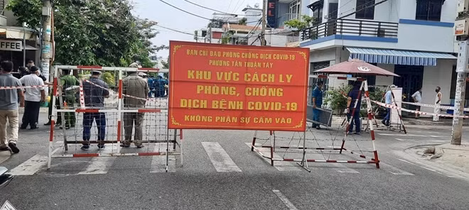 Cơ quan chức năng chốt tại điểm phong tỏa cách ly phòng chống dịch.