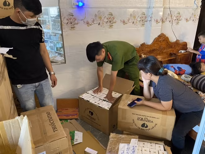 Cơ quan Công an kiểm hàng hóa tại kho hàng không rõ nguồn gốc, xuất xứ.