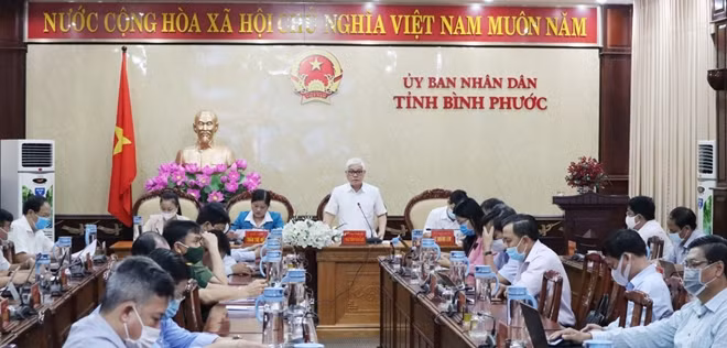Bí thư Tỉnh ủy Bình Phước chỉ đạo tại cuộc họp.