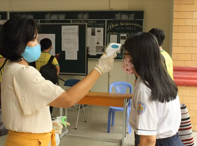Đo thân nhiệt cho thí sinh ngay từ cổng trường.