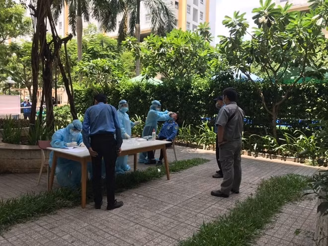 Nhân viên y tế lấy mẫu xét nghiệm những người liên quan.