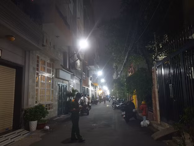 Cơ quan chức năng phong tỏa tạm thời con hẻm nơi bệnh nhân cư trú. Cơ quan chức năng phong tỏa tạm thời con hẻm nơi bệnh nhân cư trú.