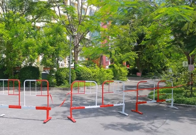Hàng rào chắn tách biệt 2 nửa bệnh viện, kể cả tách biệt 2 nhóm nhân viên cho 2 chức năng.