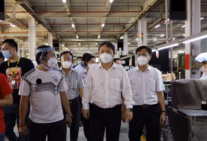 Phó chủ tịch UBND TP Dương Anh Đức kiểm tra phân xưởng sản xuất bên trong Công ty PouYuen.