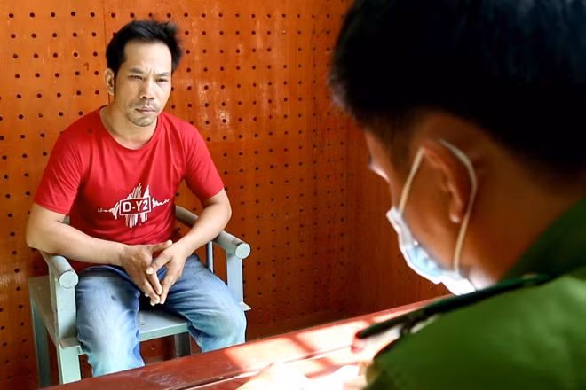 Công an huyện Bù Đốp làm việc với đối tượng Trần Văn Tú.