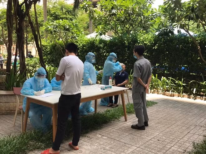 Nhân viên y tế lấy mẫu xét nghiệm tại chung cư SunView Town (TP Thủ Đức).