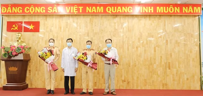 Giám đốc BV Chỡ Rẫy tặng hoa cảm ơn Phòng CSGT Công an tỉnh Bà Rịa - Vũng Tàu và Phòng CSGT đường bộ - đường sắt Công an TP Hồ Chí Minh.