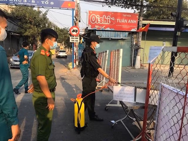 Công an Bình Dương khử khuẩn khu vực phong toả để phòng chống dịch.