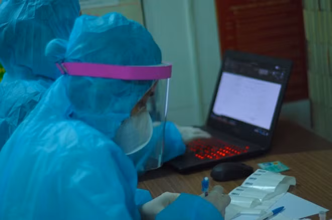 Các BS HCDC tích cực xét nghiệm COVID-19.