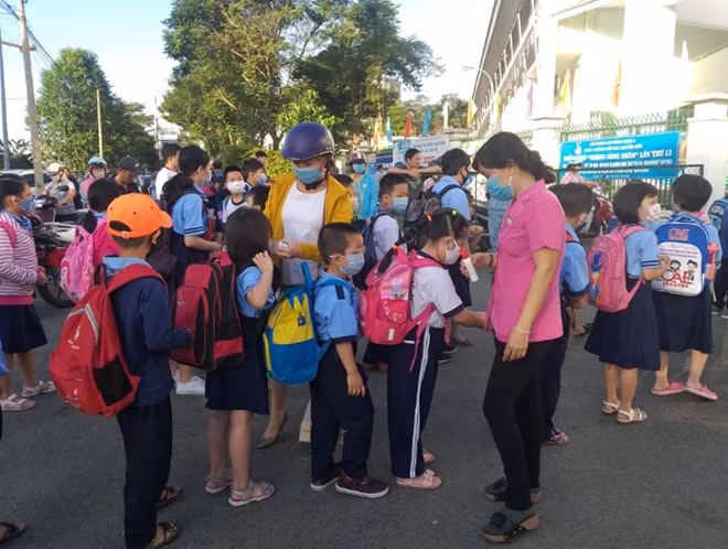 Tăng cường trang thiết bị y tế, vệ sinh môi trường tại trường học.