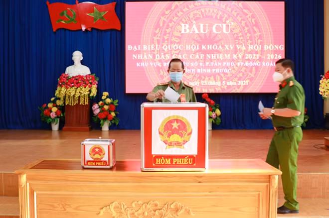 Cử tri Công an tỉnh Bình Phước thực hiện nghĩa vụ bầu cử.