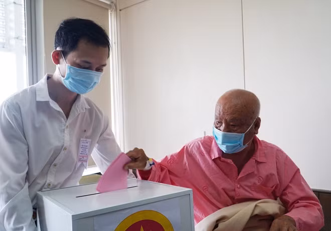 Thùng phiếu được đưa đến tận giường bệnh nhân.