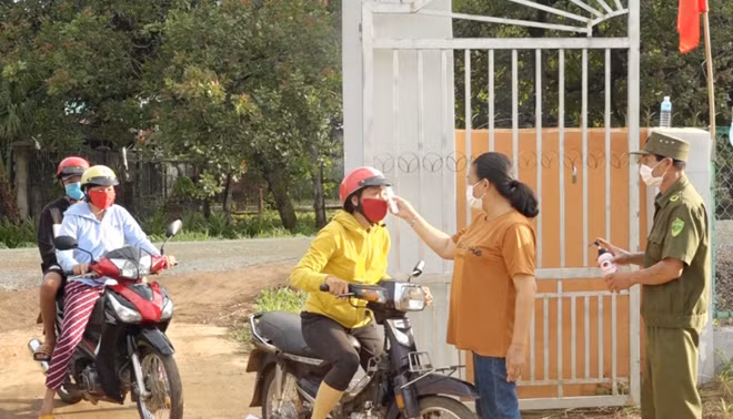 Người dân thị xã Bình Long đến điểm bỏ phiếu bầu cử.