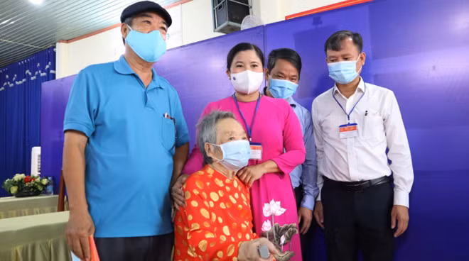 Chủ tịch UBND tỉnh Trần Tuệ Hiền thăm hỏi cử tri Đoàn Thị Quý (105 tuổi).