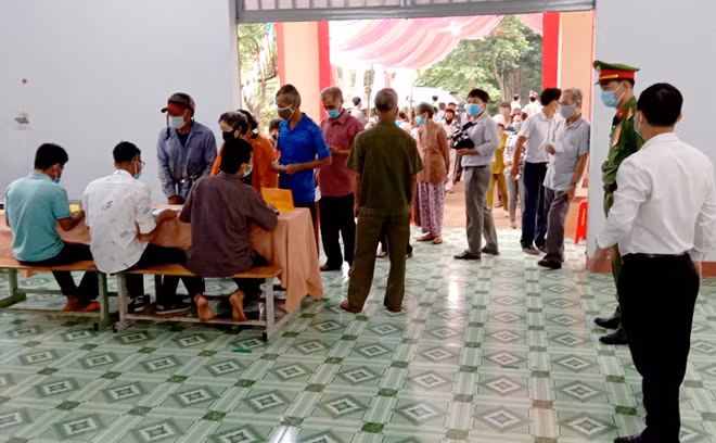 Người dân phấn khởi đi bầu cử.