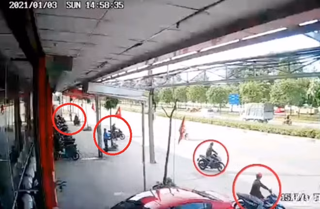 Các đối tượng dàn cảnh lấy trộm xe máy trước mặt bảo vệ
