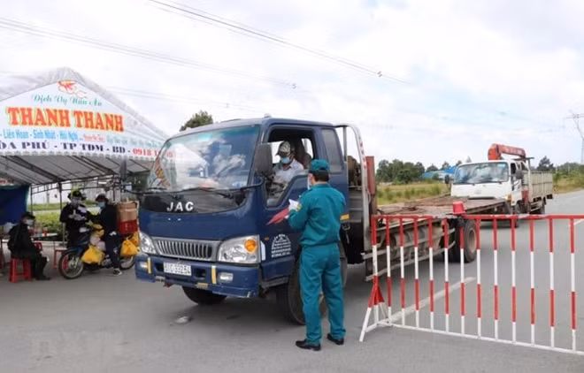 Cơ quan chức năng tỉnh Bình Dương kiểm soát chặt các phương tiện lưu thông để phòng chống dịch.