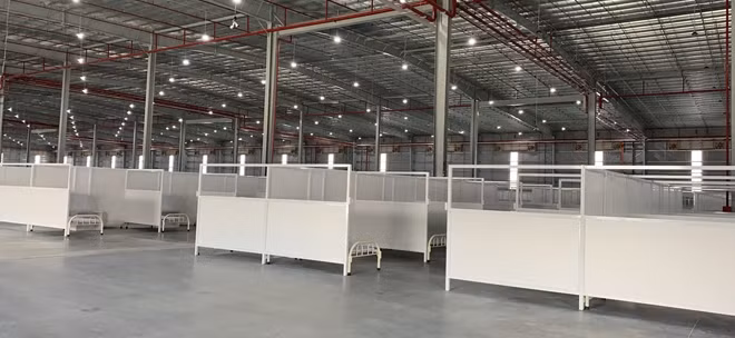 Mô hình vừa tầng 1 vừa tầng 2 (nghĩa là BV dã chiến điều trị bệnh nhân triệu chứng nhẹ đến triệu chứng nặng, có trang bị oxy, hệ thống quản trị số hoá khoa học).