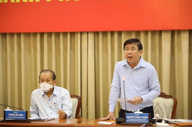 Chủ tịch UBND TP Hồ Chí Minh Nguyễn Thành Phong phát biểu tại cuộc họp.