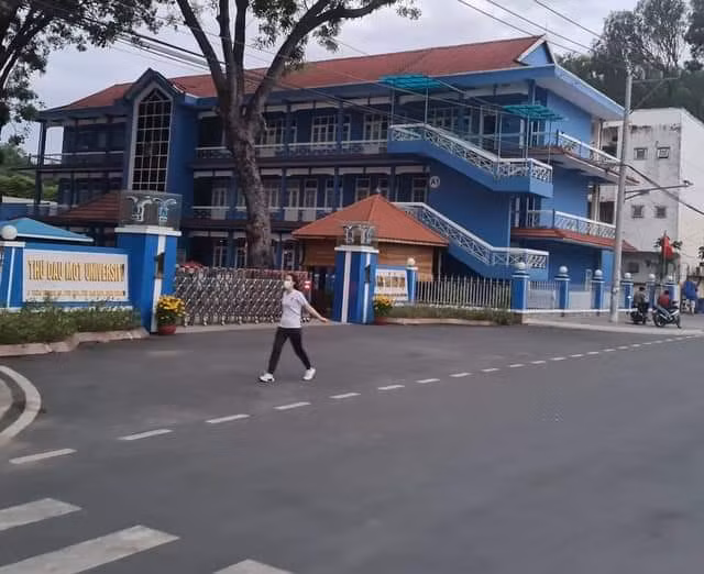 Dỡ bỏ phong tỏa khu vực xung quanh trường Đại học Thủ Dầu Một. Dỡ bỏ phong tỏa khu vực xung quanh trường Đại học Thủ Dầu Một.