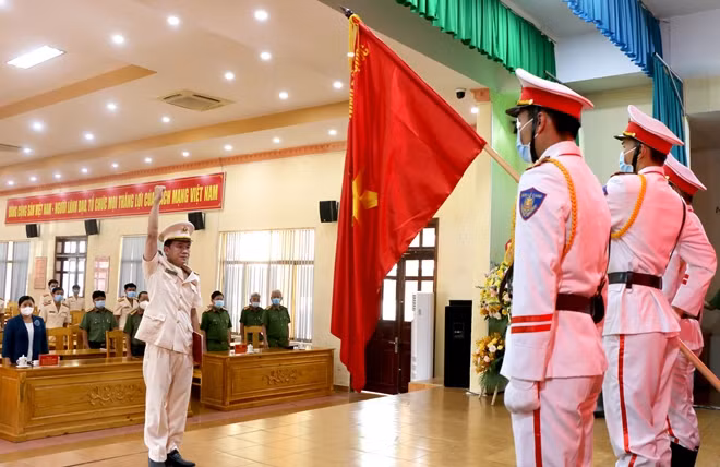 Trung tá Nguyễn Xuân Linh, Trưởng Phòng an ninh mạng và phòng, chống tội phạm sử dụng công nghệ cao tuyên thệ trước Công an kỳ.