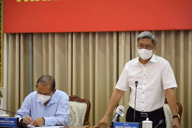 Thứ trưởng Bộ Y tế Nguyễn Trường Sơn cho rằng thành phố nên có biện pháp quyết liệt, nhất là tại các chợ.